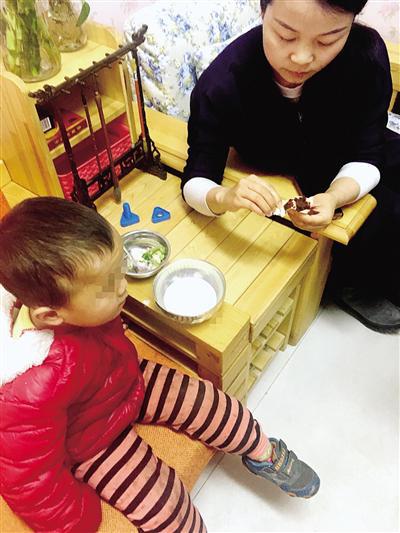 幼儿园老师给错送进来的孩子喂食早饭