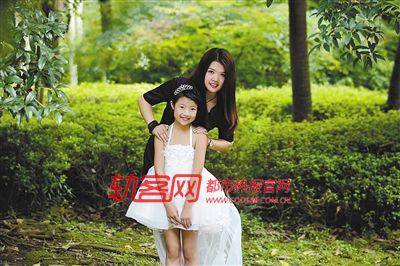 警句芯生病前与妈妈拍的艺术照合影