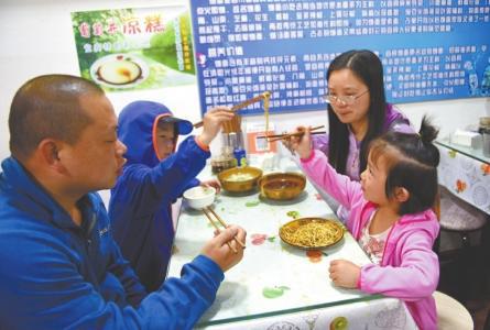 一家人到成都作短暂停留，雯雯兄妹与父母吃早餐。