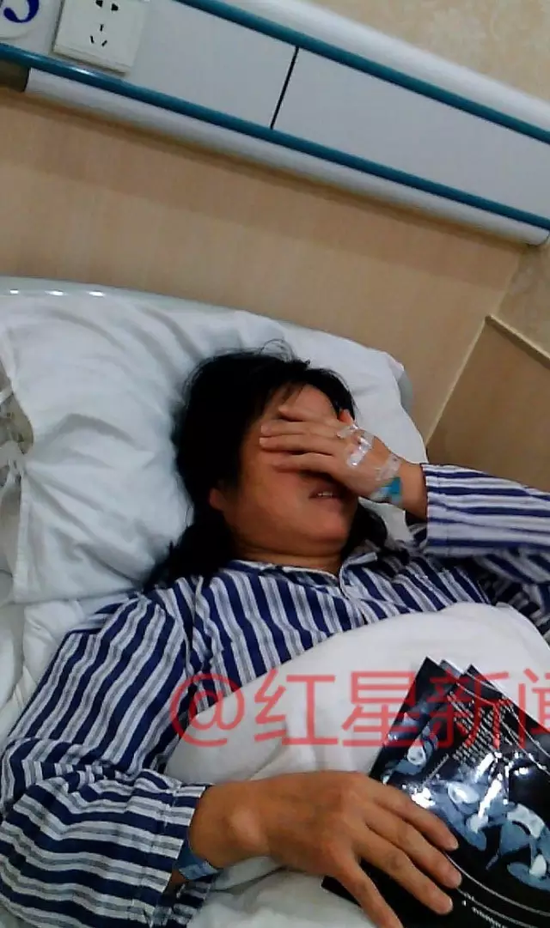2016年11月,病情再次加重,病床上的滕优霞落泪
