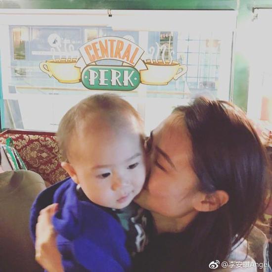 李小鹏一家四口享受下昼茶