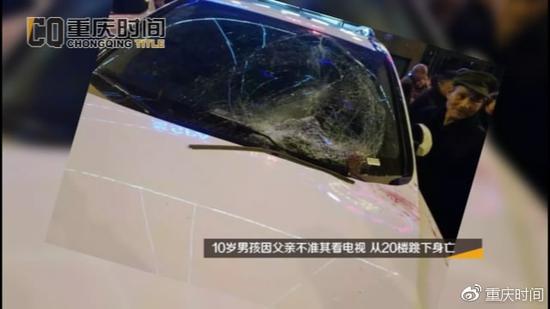 10岁男孩坠楼时,砸中一辆路边的白色轿车。