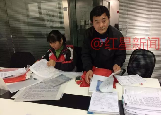 滕优霞和丈夫李凯夫妻俩在整顿多年积聚的材料,预备上诉