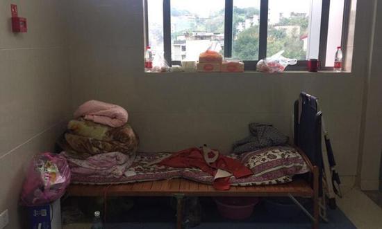 重症监护室外,坠楼妈妈亲人的临时床铺