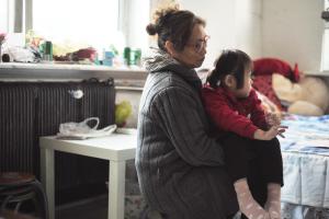 希希(化名)在王女士的家中玩耍 ■华商晨报记者 张诗尧 摄