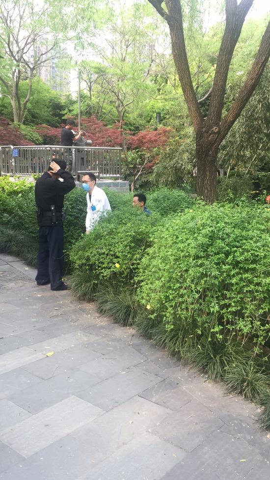 孩子曾走到湖边闸门这个地位