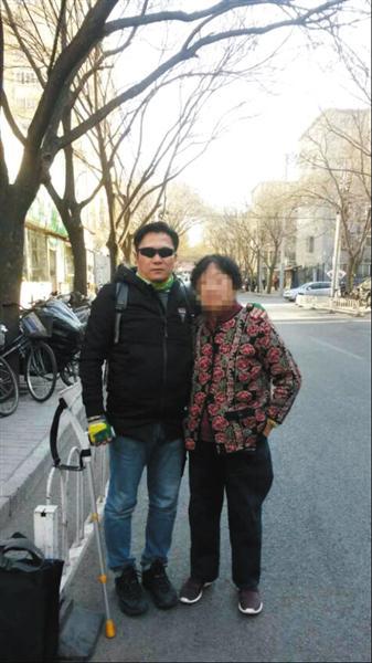 △一个多月前,郭利与母亲在北京合影