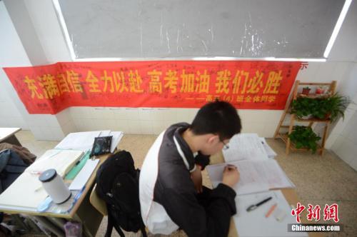 资料图：2016年5月25日，江苏扬州一所中学迎高考，校园内挂满了正能量励志横幅标语。孟德龙 摄