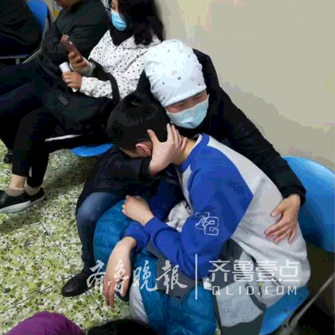 高超杰做完骨穿检查后,衰弱地依偎在妈妈怀里。齐鲁晚报·齐鲁壹点 记者李沙娜 摄