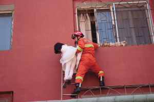 消防战士火速把梯子架好，将其成功救下（消防供图）
