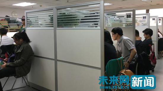 天行建大厦内某培训机构的一对一辅导。未来网记者 杨佩颖 摄。