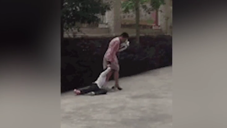 王师长教师揪余同窗头发拖行进步。(视频截图)