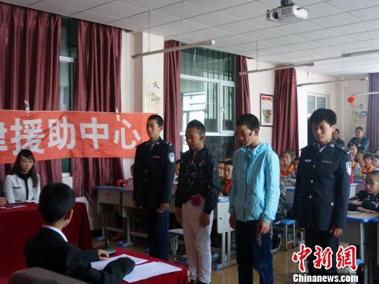 图为模拟法庭现场。 罗云鹏 摄