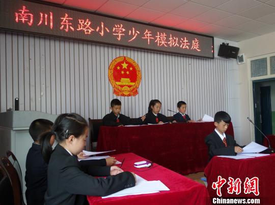 图为模拟法庭现场。 罗云鹏 摄