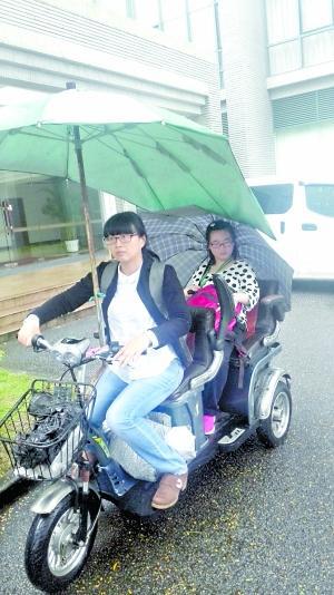 黄惠鹂骑车送女儿去上课