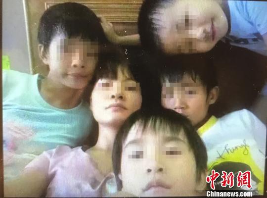 图为林某及其后代的合照。