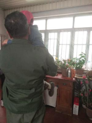 事发昌图,亲朋凌晨发觉时孩子正坐在妈妈身边看电视