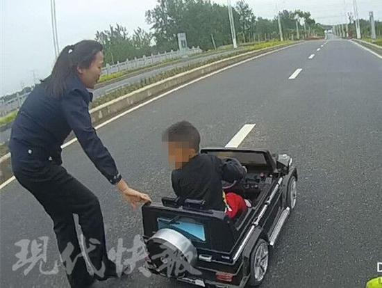 熊孩子开玩具车上马路