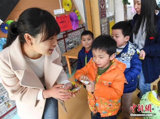 江西新余市蓓蕾幼儿园举办实景练习训练“防拐骗”安然教导晃荡。 赵春亮 摄