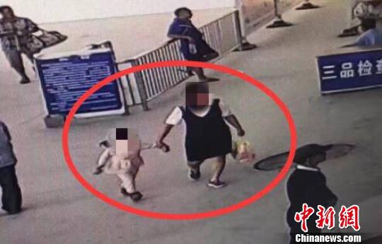 图为女童家眷向媒体供给的女童被带走的监控视频截图。 收集图片 摄