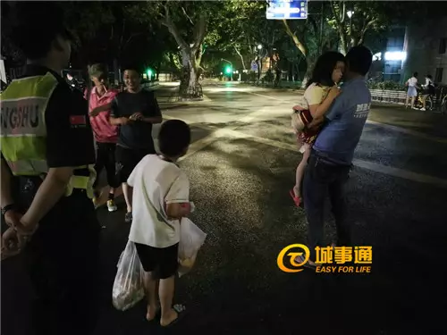 △方师傅(右侧)抱着诺诺,浩浩提着两袋药物和食物(好心人送的),阿宇在给周边的人分烟