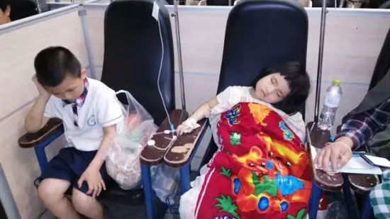 △ 左边的男孩是哥哥浩浩,右边是诺诺,这排场让人心酸