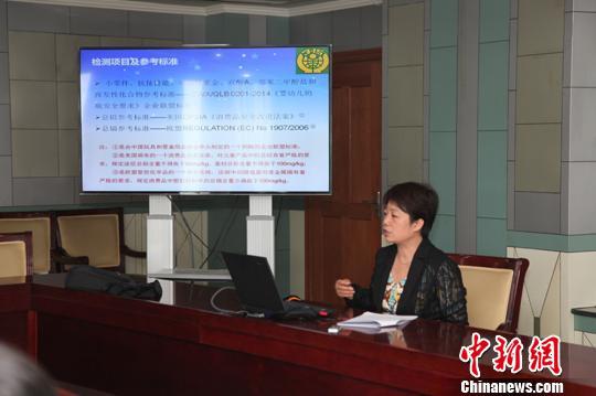 图为甘逝世省花费者协会副秘书长梁方介绍相干情况。 史静静 摄