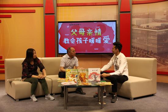 新浪育儿独家邀请白冰和《爸爸,别怕》《换妈妈》的插画师江显英做客新浪直播间
