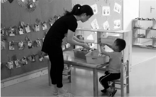 幼儿园师长教师在照管孩子。