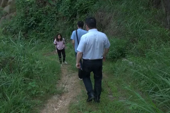 (民警在大山深处的小路上遇到黄潇潇)