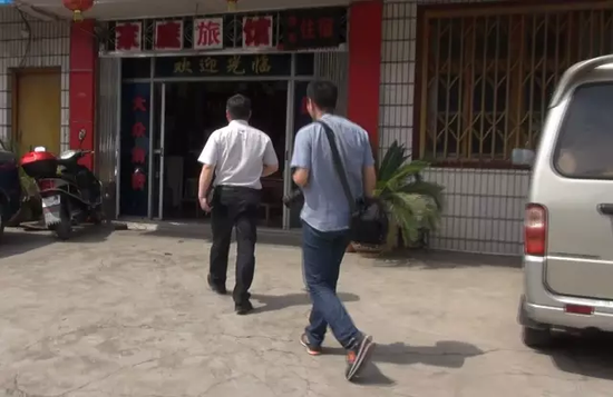 (皇天不负有心人,民警终于在一家小旅馆发现她们的踪迹)