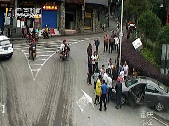 世人合力抬车