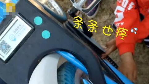 男孩称条条疼。视频截图。