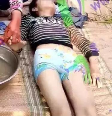是什么原因让这名只有14岁的男孩跳河自杀的呢?说起小男孩的身世,也是非常可怜。