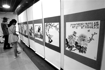 市民参观韩东甫的画展。 记者 高科 摄