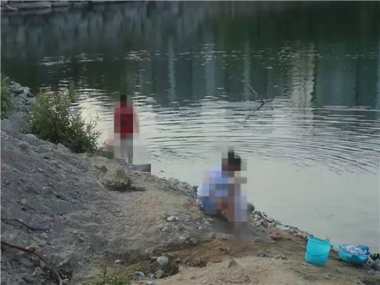 两个孩子,独安闲水边