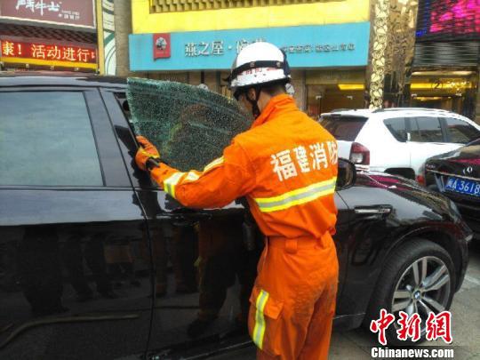福州一名男童被困在宝马SUV车内，消防紧急救济。　陈晓波　摄