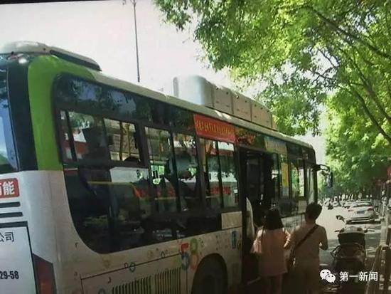 女大年夜学生公交车上遭猥亵