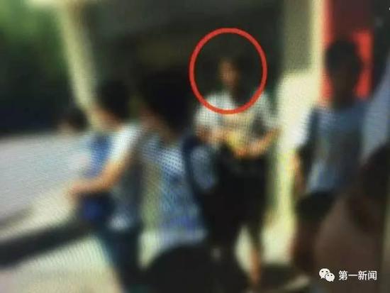 女大年夜学生公交车上遭猥亵