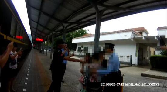 孩子与妈妈团聚