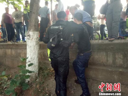 图为平易近警救人现场。 钟欣 摄
