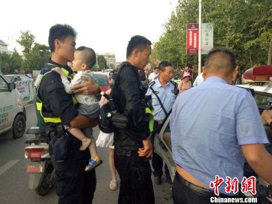 图为民警救人现场。　钟欣 摄