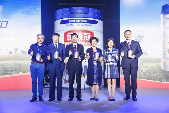 金领冠睿护婴幼儿配方奶粉在宣布会上震动表态。大年夜左至右依次为:小飞象董事长冯红卫、伊利集团奶粉事业部发卖部总监王建荣、伊利集团履行总裁张剑秋、中国乳成品工业协会秘书长刘美菊、唯品会美妆及母婴营业部总经理张婧、伊利集团重点客户部高等总经理郭云龙