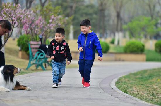 安吉、小鱼儿路边玩耍