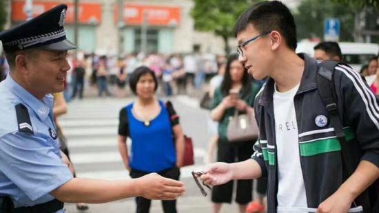 民警将自己的手表送给考生