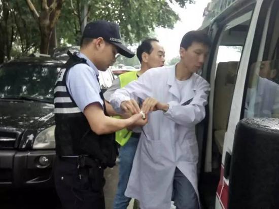 大夫在为平易近警清理伤口