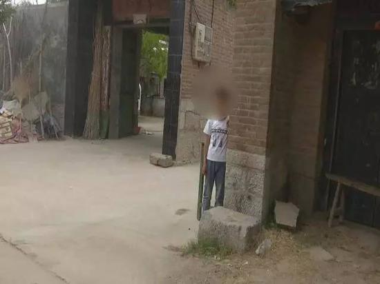 孩子畏畏缩缩躲在远处