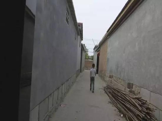 孩子畏畏缩缩躲在远处