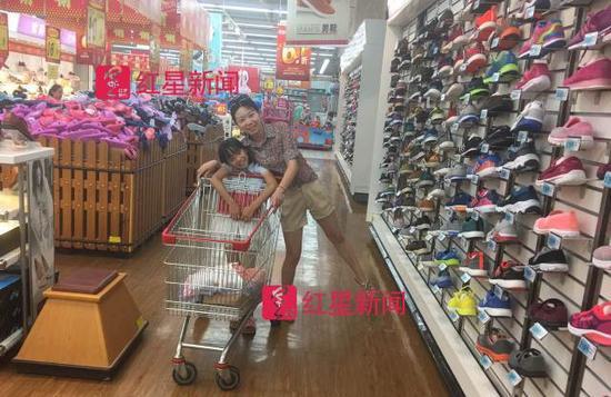 ▲本年6.1之际,救助站工作人员带妞妞选购儿童节礼品
