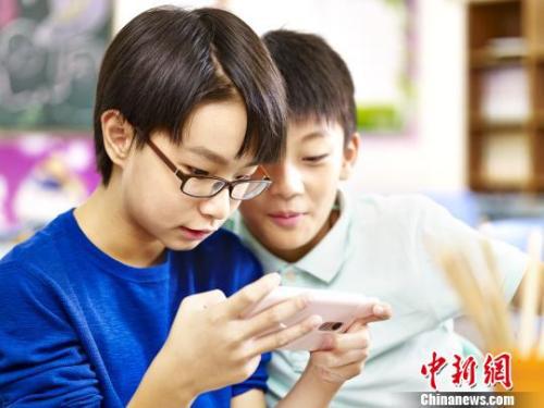 资料图：使用电子产品易对青少年视觉健康造成危害